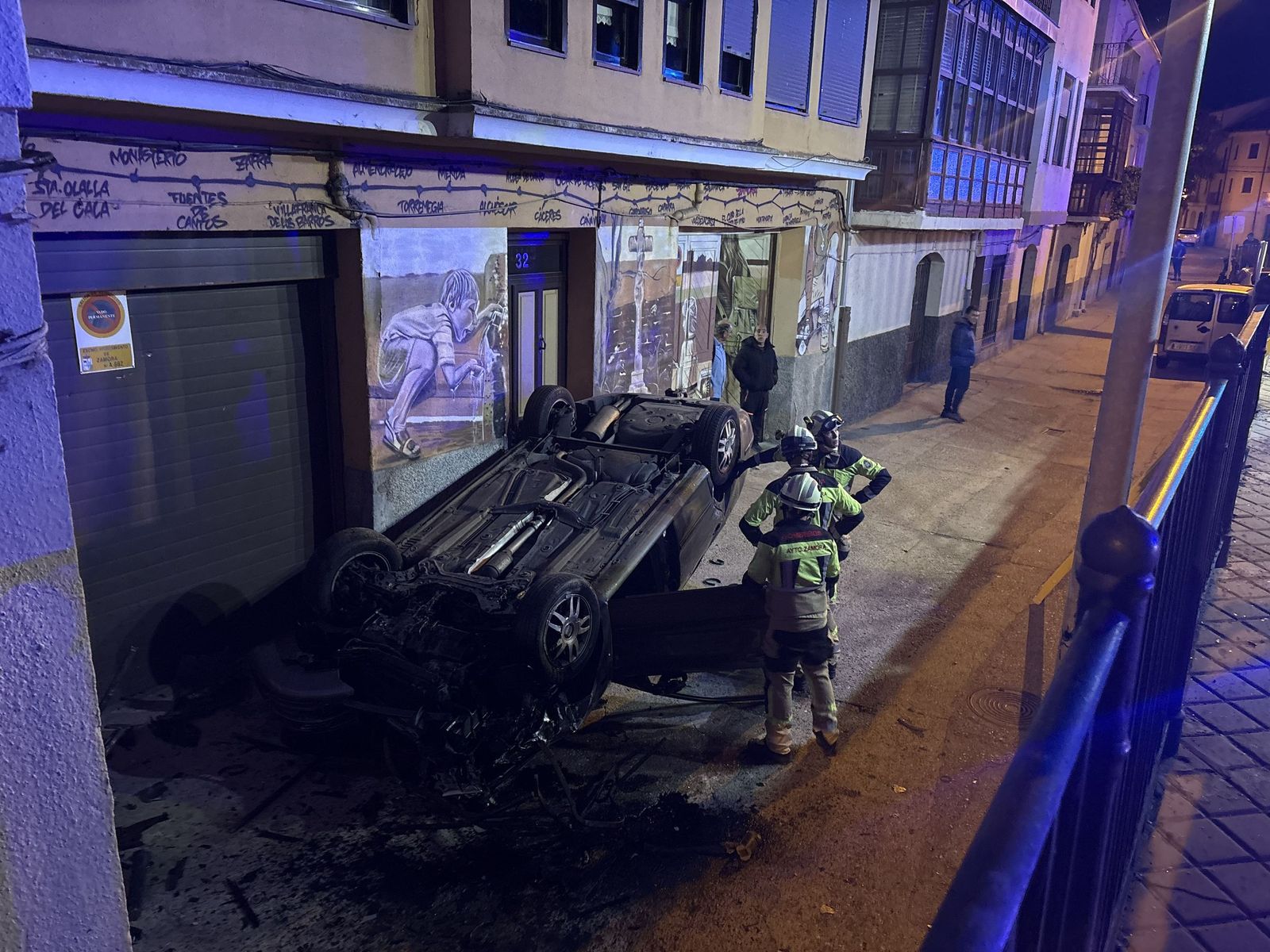 GALERÍA | Espectacular vuelco de un vehículo junto al Puente de Piedra