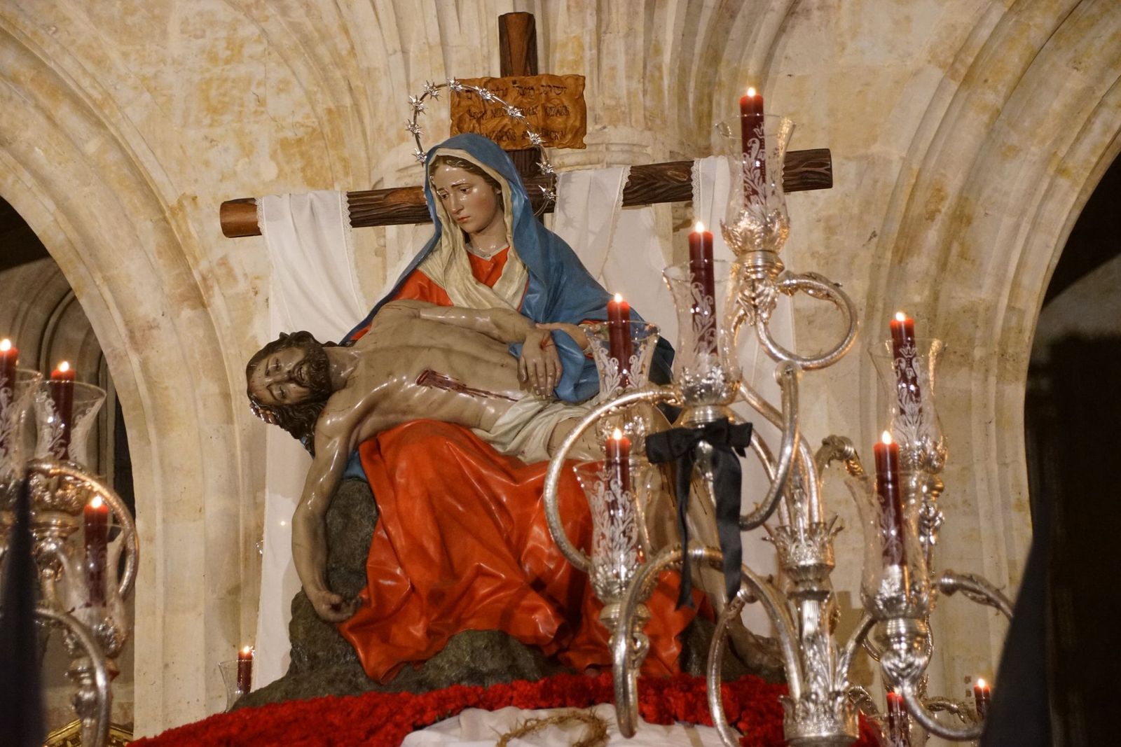 Salamanca bajo el palio de la Esperanza: las fotos que deja el Viernes Santo.