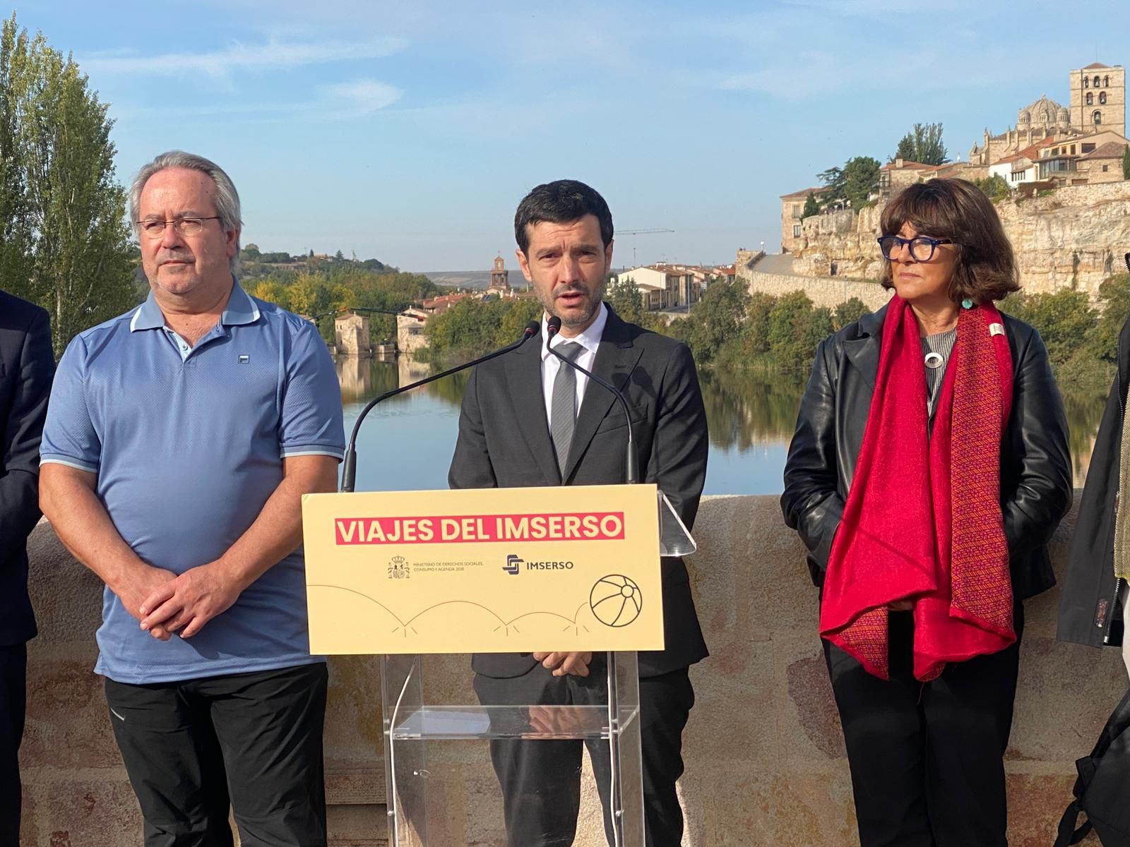 El alcalde de Zamora, el ministro Bustinduy y la directora general del Imserso durante la presentación