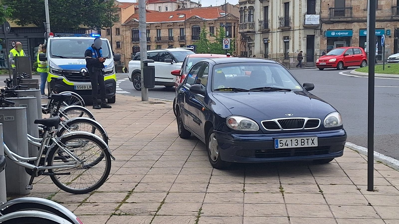 Un accidente entre dos turismos en la Plaza de España