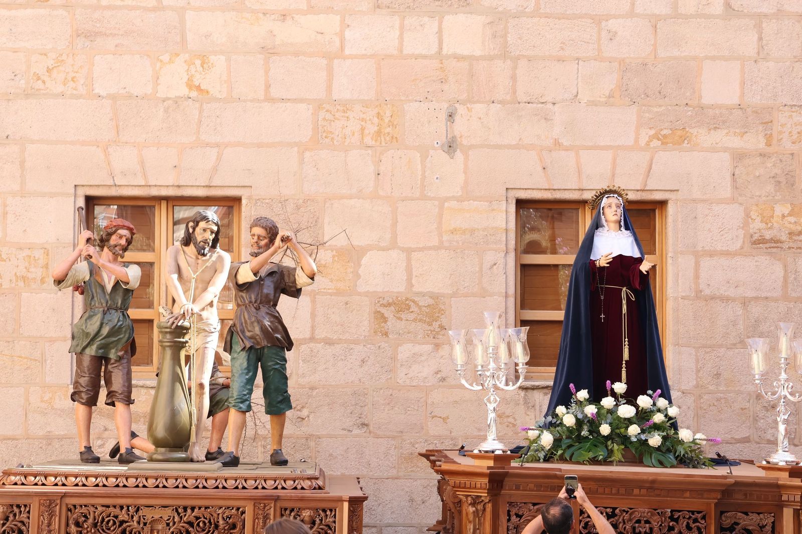 La Exaltación de la Cruz procesiona por las calles de Zamora rumbo a la carpa de San Bernabé