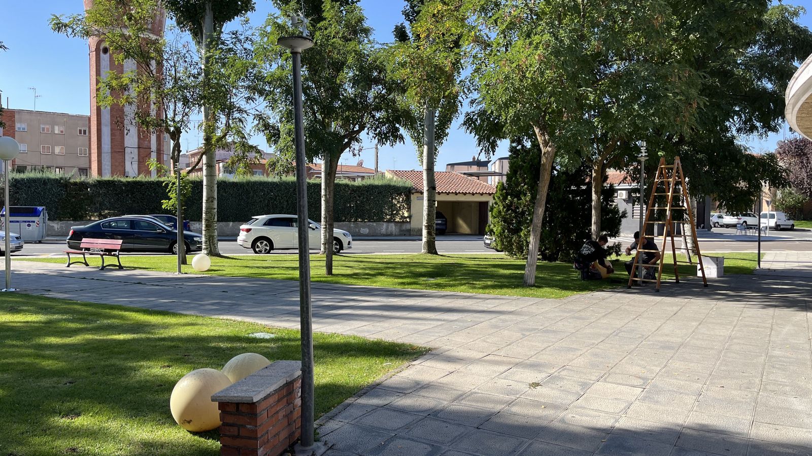 Operarios trabajando en la mejora de la iluminación junto al Centro de Salud de Peñaranda