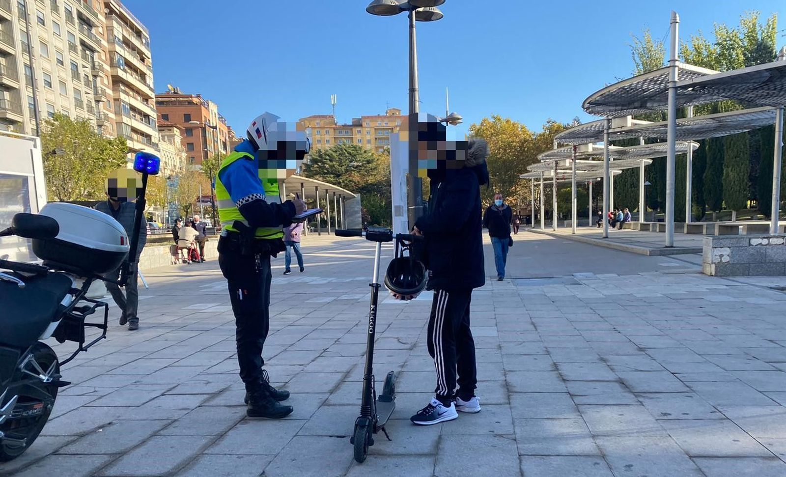 Un policía sanciona a un usuario de patinete eléctrico en Zamora-Archivo. Foto: María Lorenzo