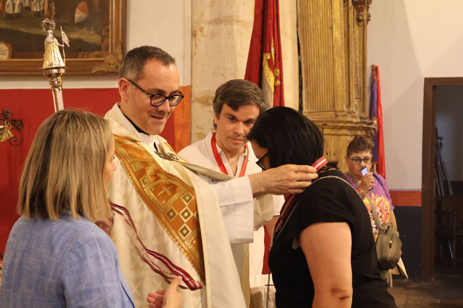 entrada-de-nuevos-hermanos-de-la-cofradia-de-la-concha-33