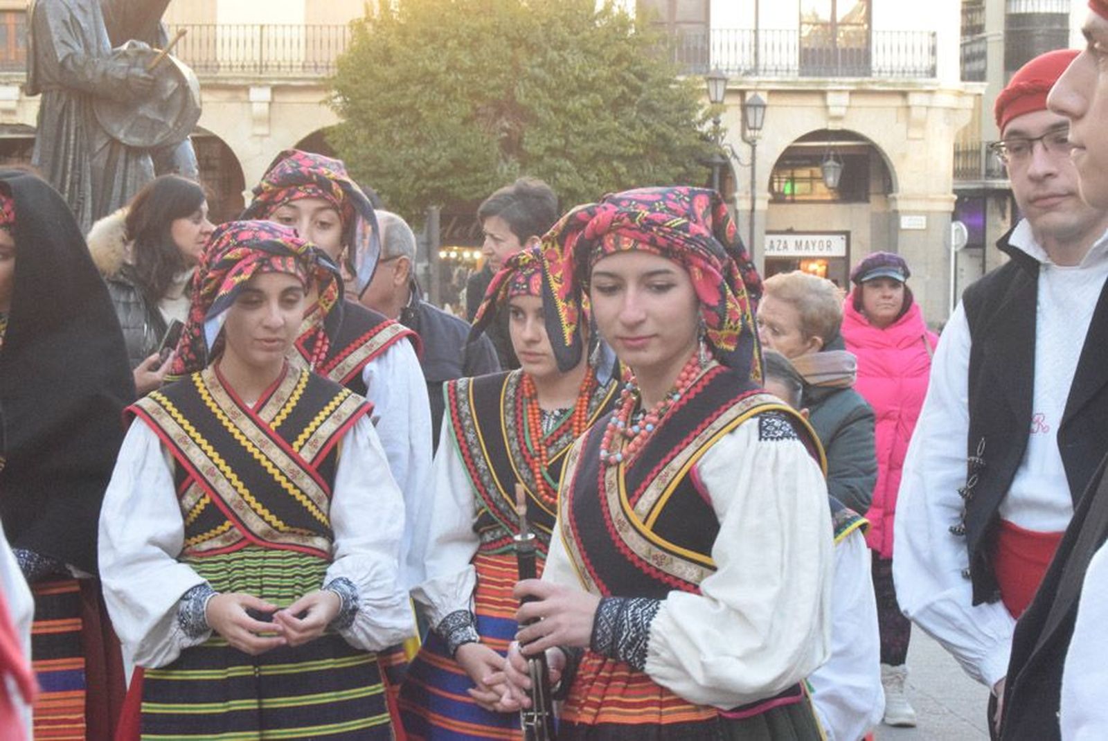 las-candelas-vuelven-a-unir-la-iglesia-de-san-juan-con-la-de-san-vicente-45
