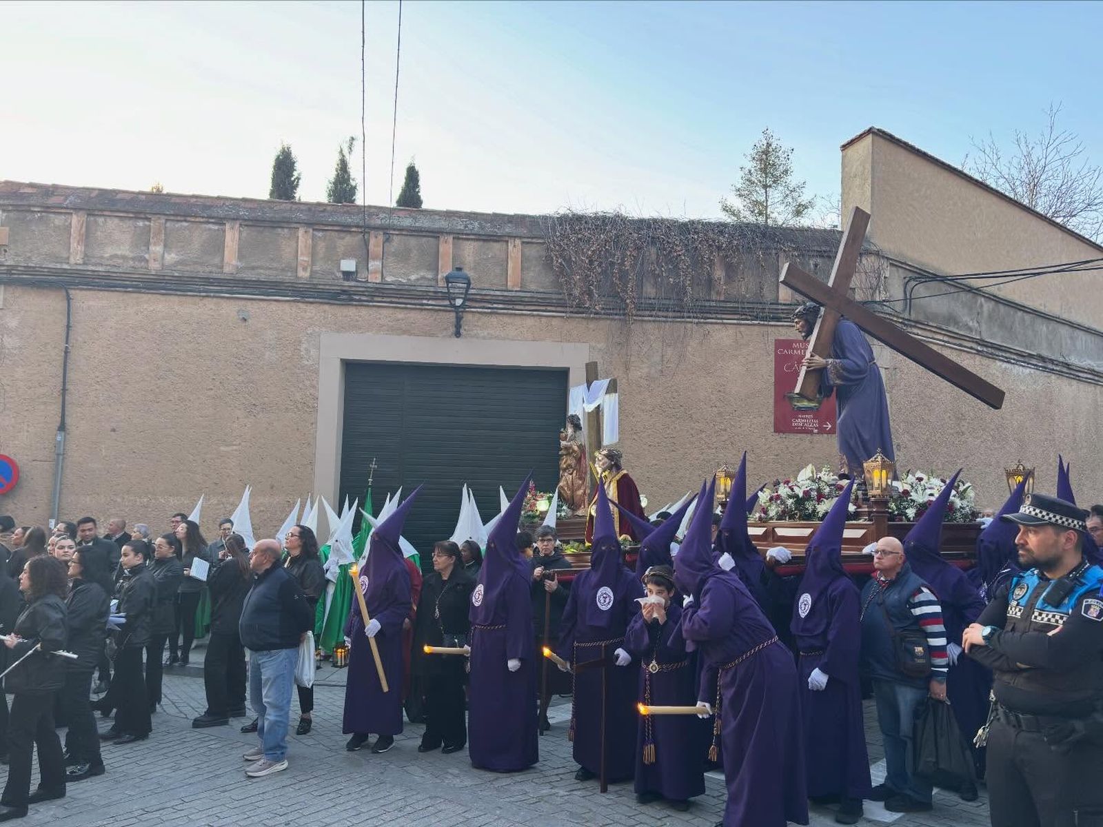 Alba de Tormes vuelve a vivir su Viernes Santo más especial con el Santo Entierro y sus trece pasos