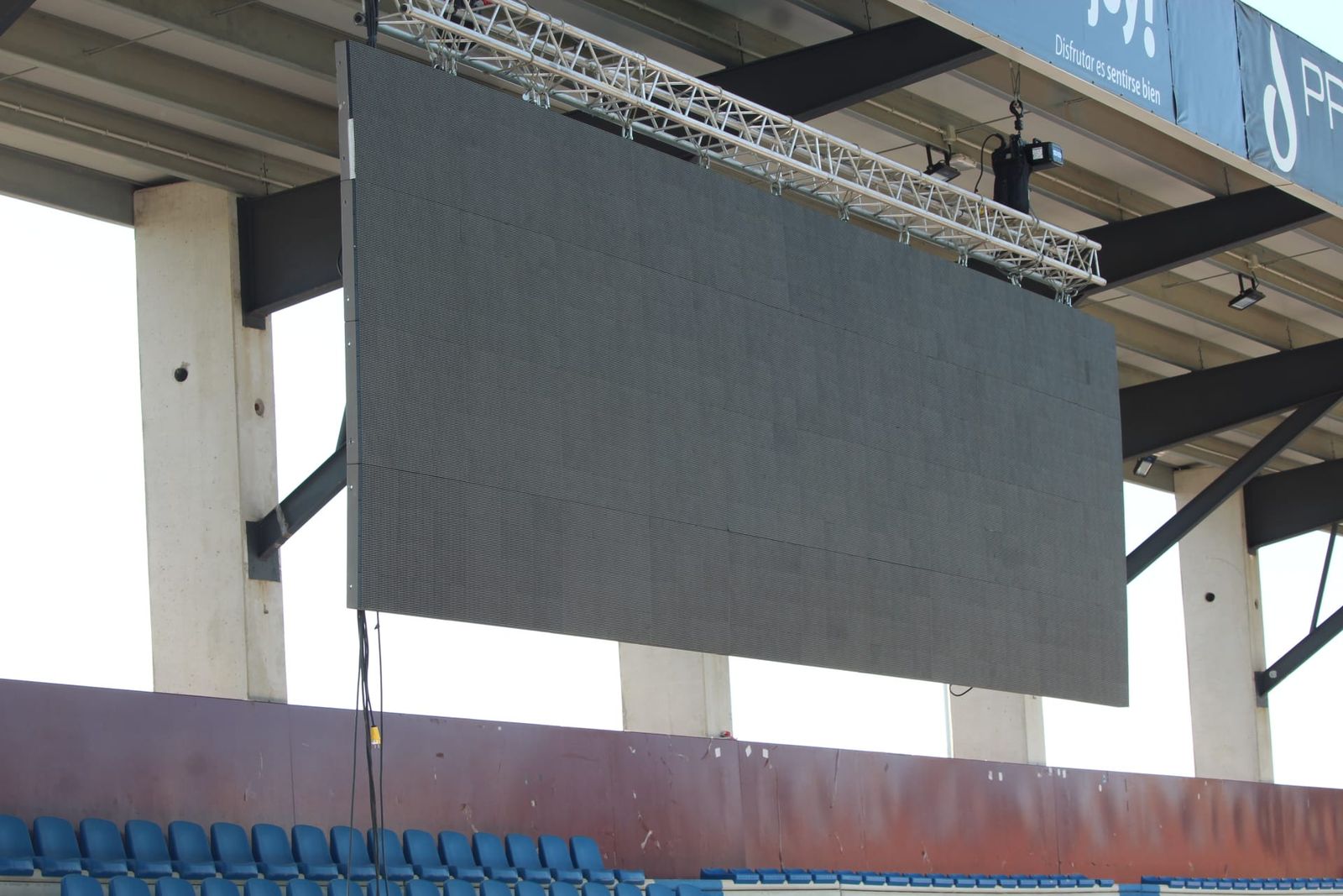 instalacio-n-del-nuevo-videomarcador-en-el-reina-sofi-a-foto-carlos-herna-ndez