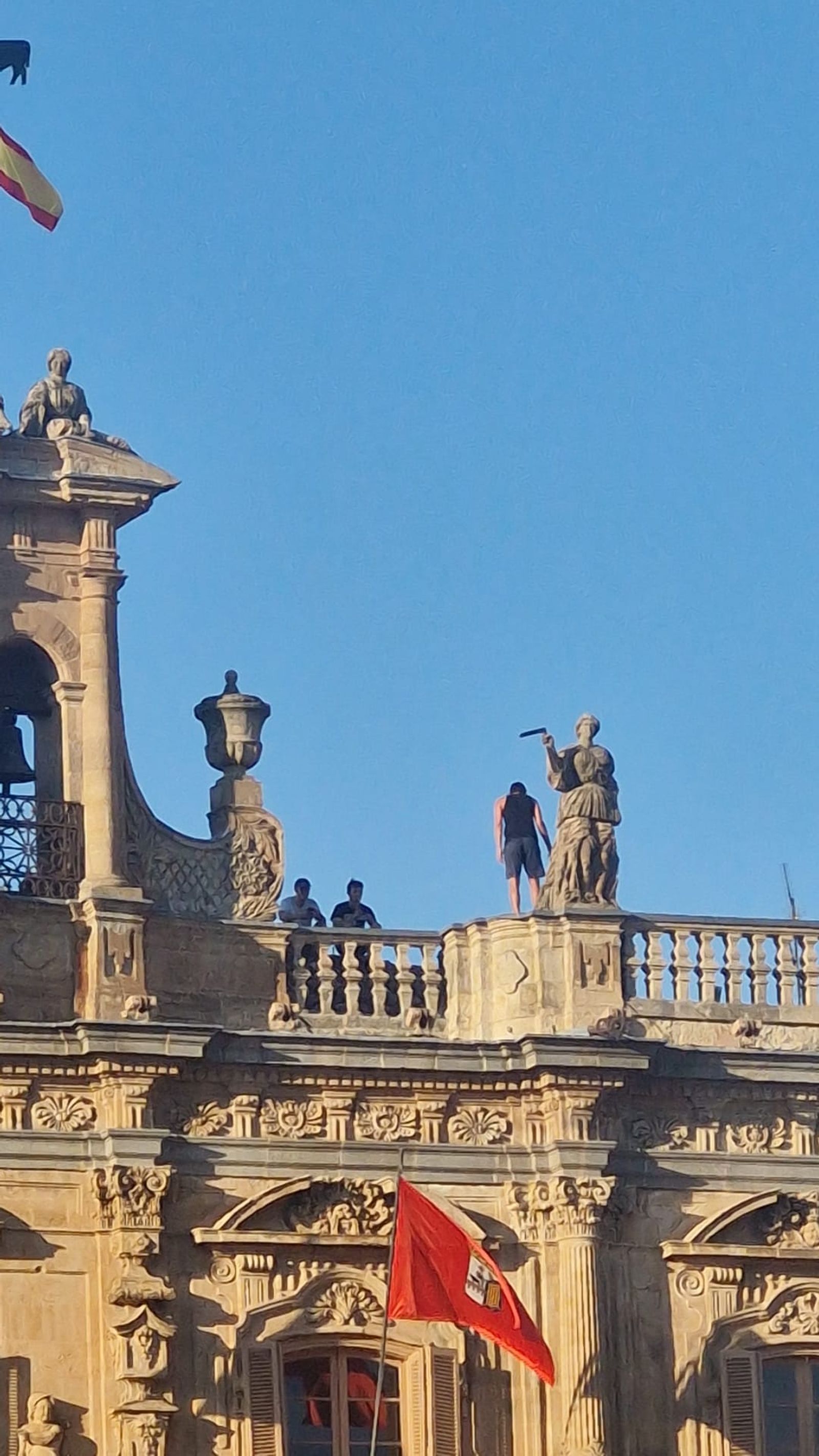 Un grupo de jóvenes accede a los tejados de la Plaza Mayor de Salamanca para hacerse una fotografía