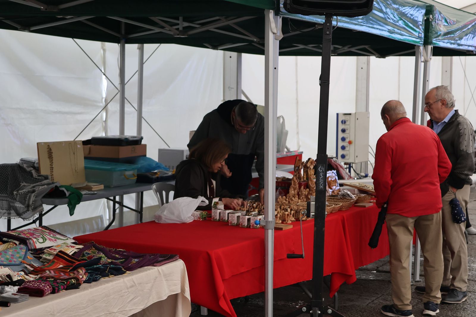 GALERÍA | Inauguración del mercadillo solidario en la Plaza Mayor de Zamora en apoyo al pueblo palestino