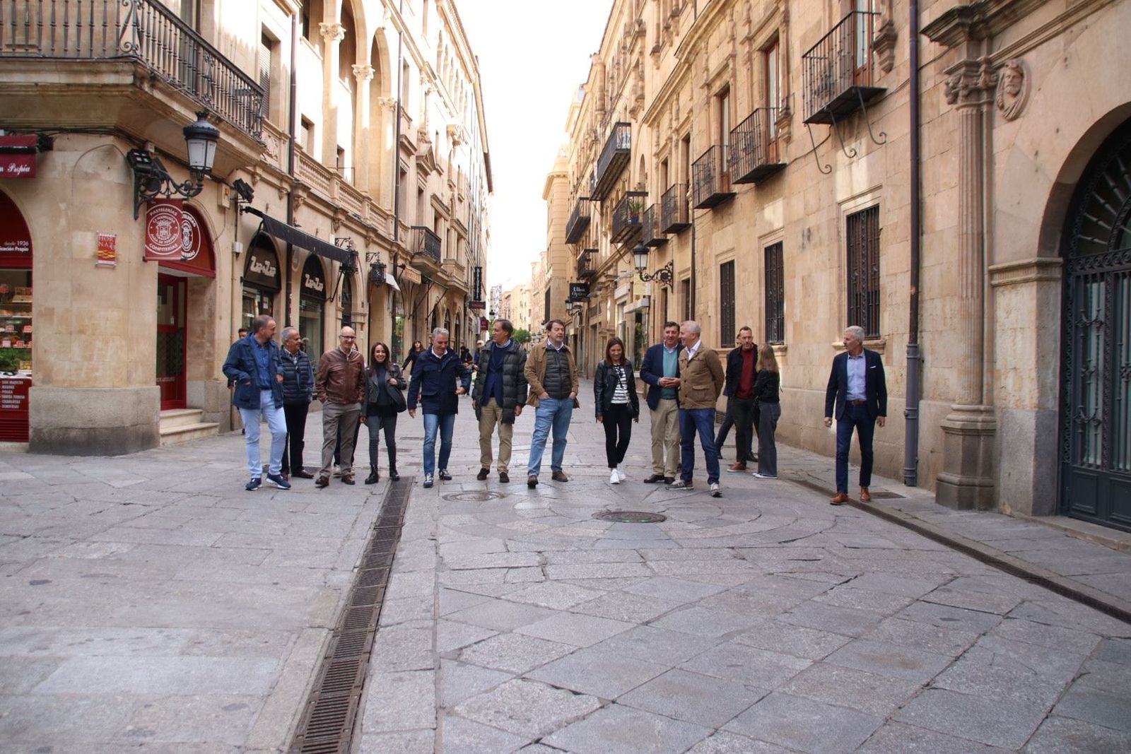 Elías Bendodo, Alfonso Fernández Mañueco, y  Carlos Gª Carbayo, participan en un acto de campaña en Salamanca