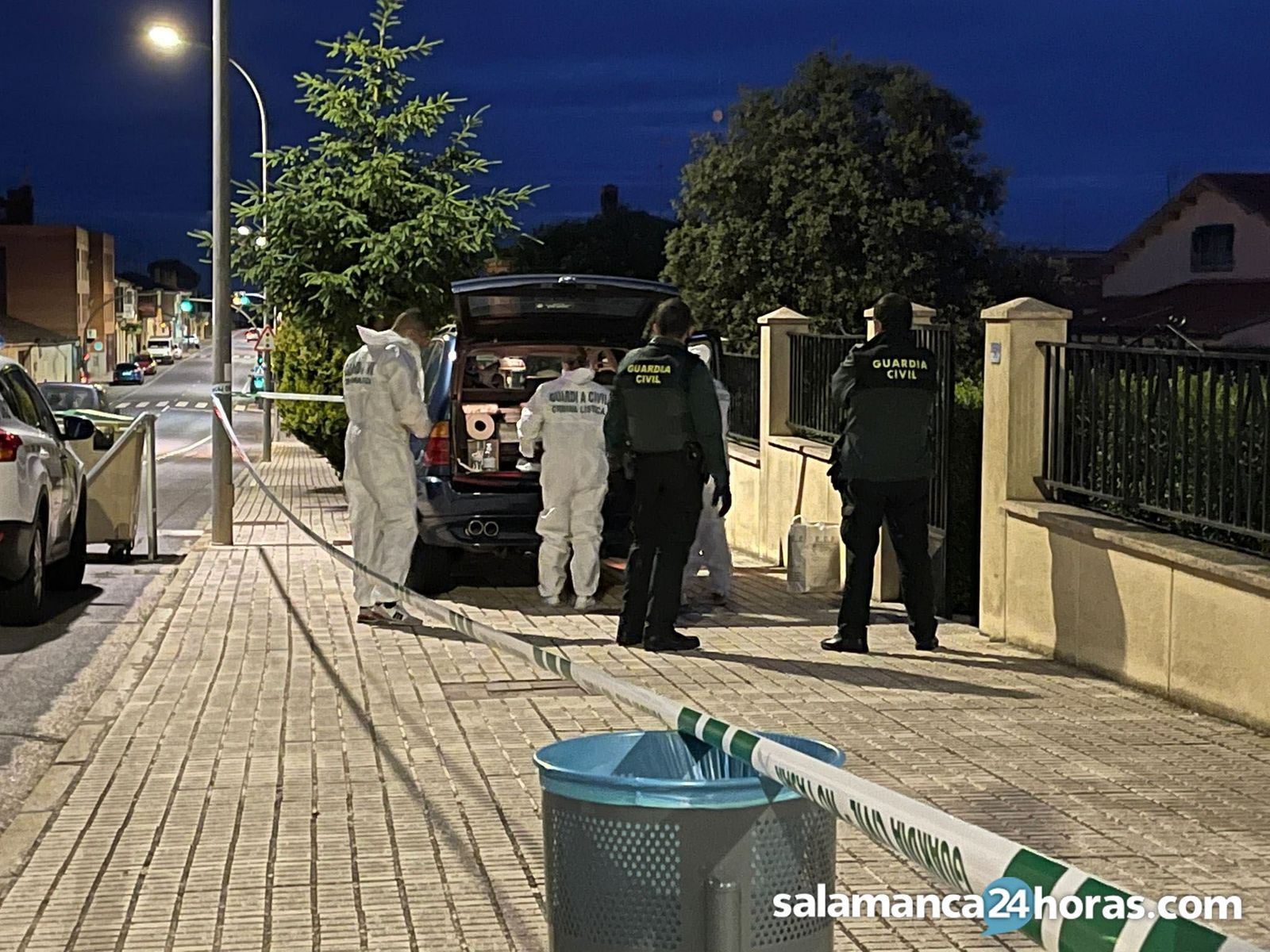 La Guardia Civil y la Científica a la puerta del domicilio