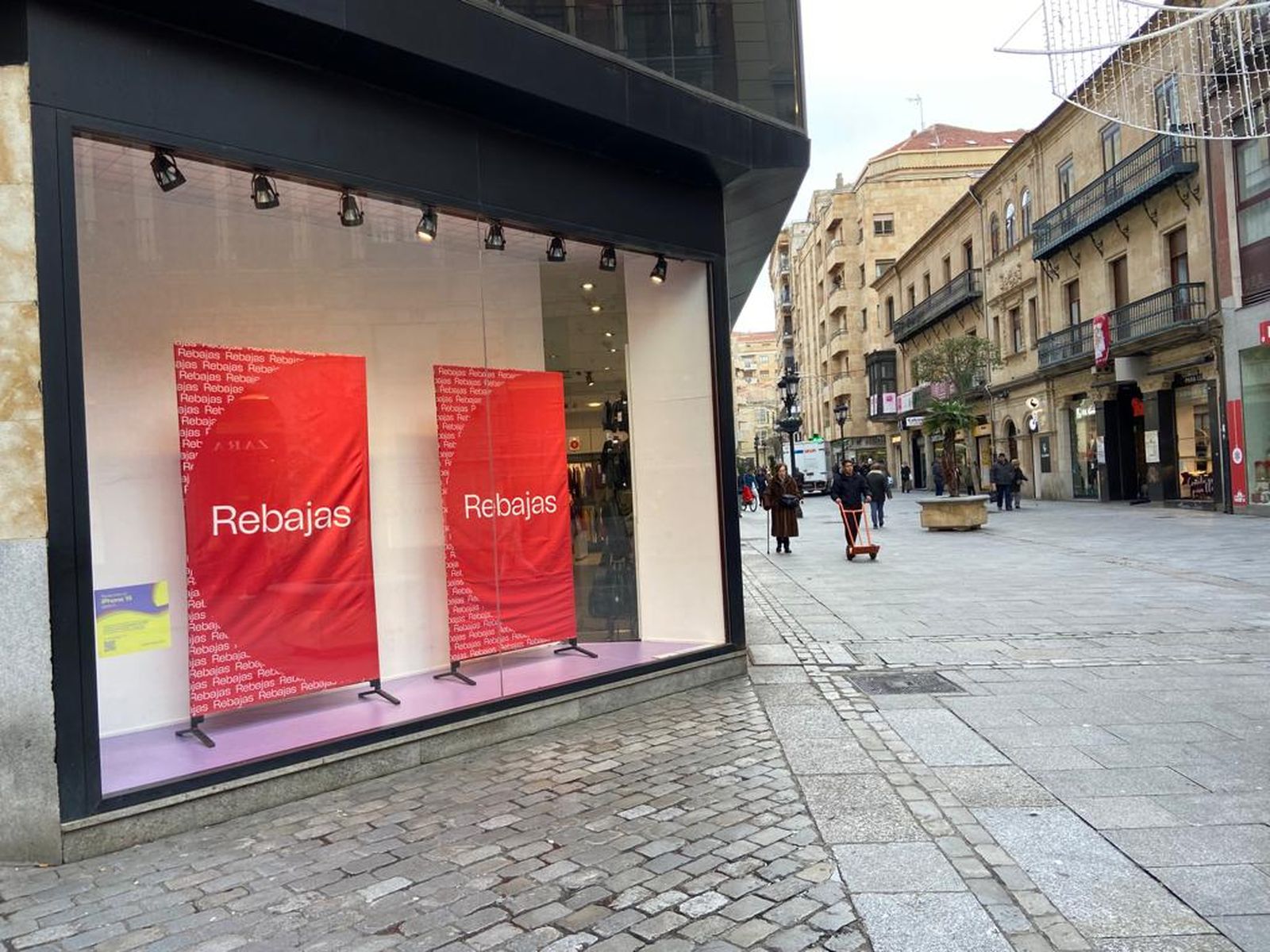 Establecimento de la calle Toro que ha comenzado con las rebajas de 2024