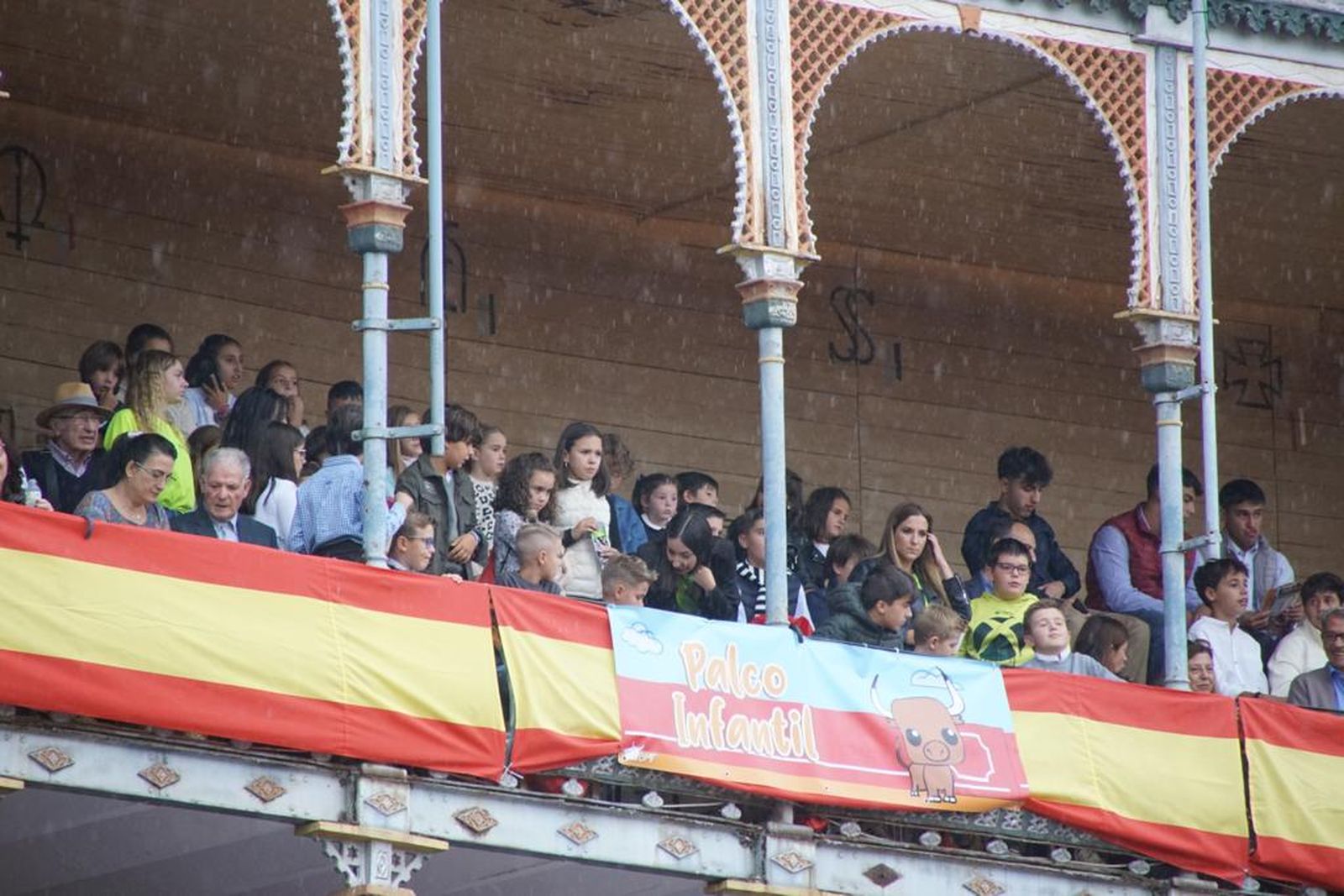 tendidos-de-la-glorieta-durante-la-corrida-de-garcia-y-olga-jimenez-28