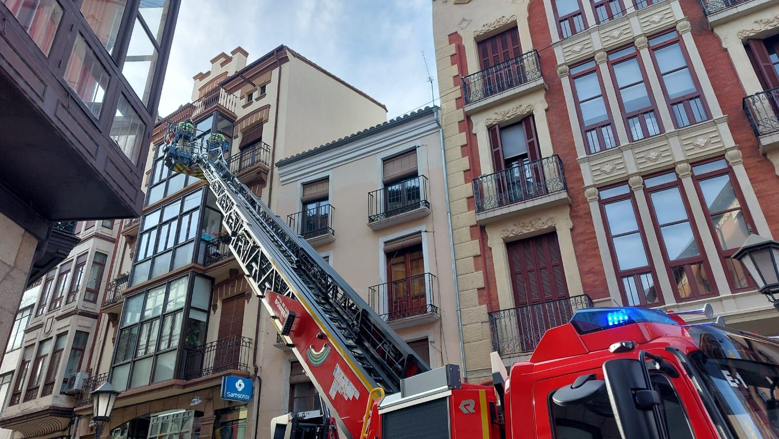 Los bomberos trabajando en el lugar de los hechos