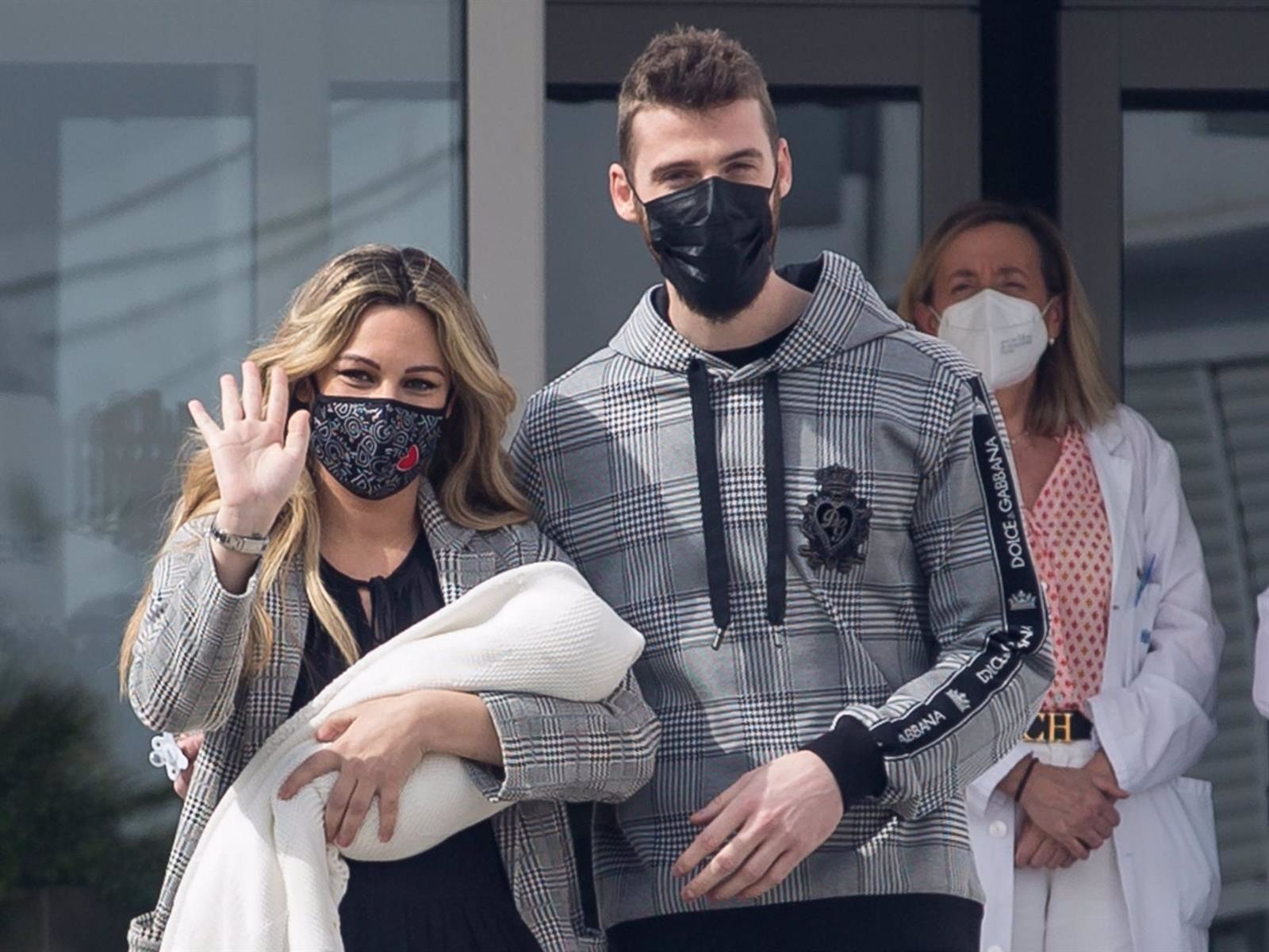 Edurne y David de Gea abandonan el hospital con su hija, Yanay, en brazos. | FOTO: EP