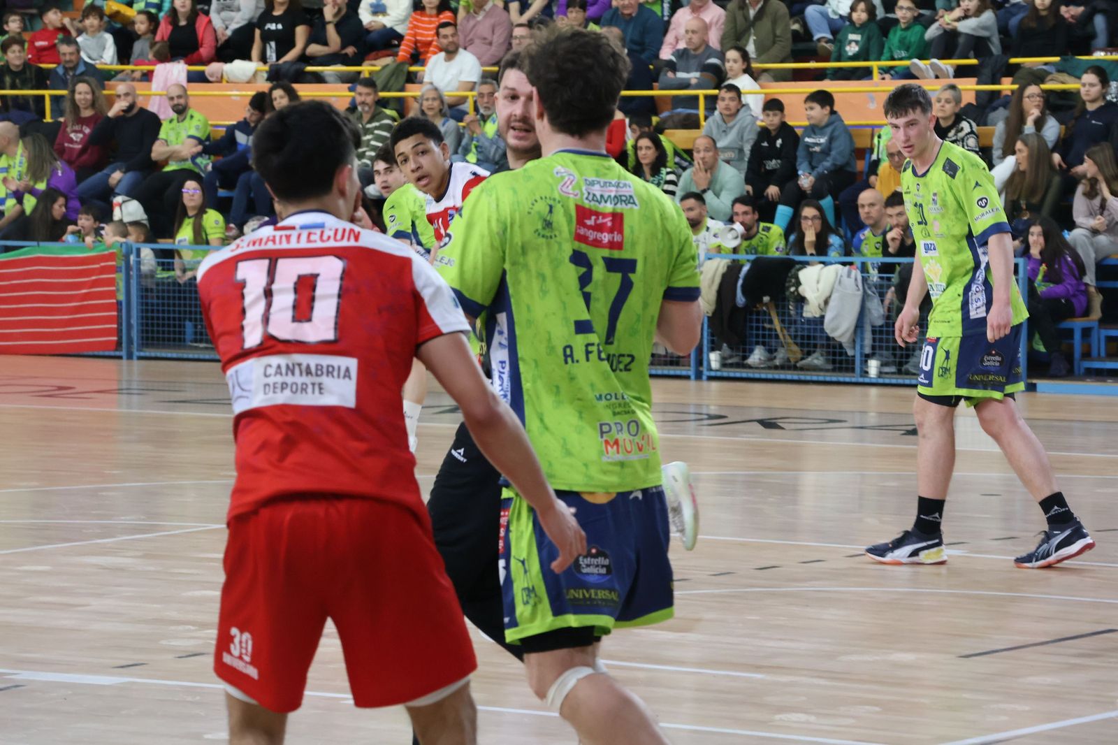 GALERÍA | Revive el apasionante duelo entre el Balonmano Zamora y el Ciudad de Santander