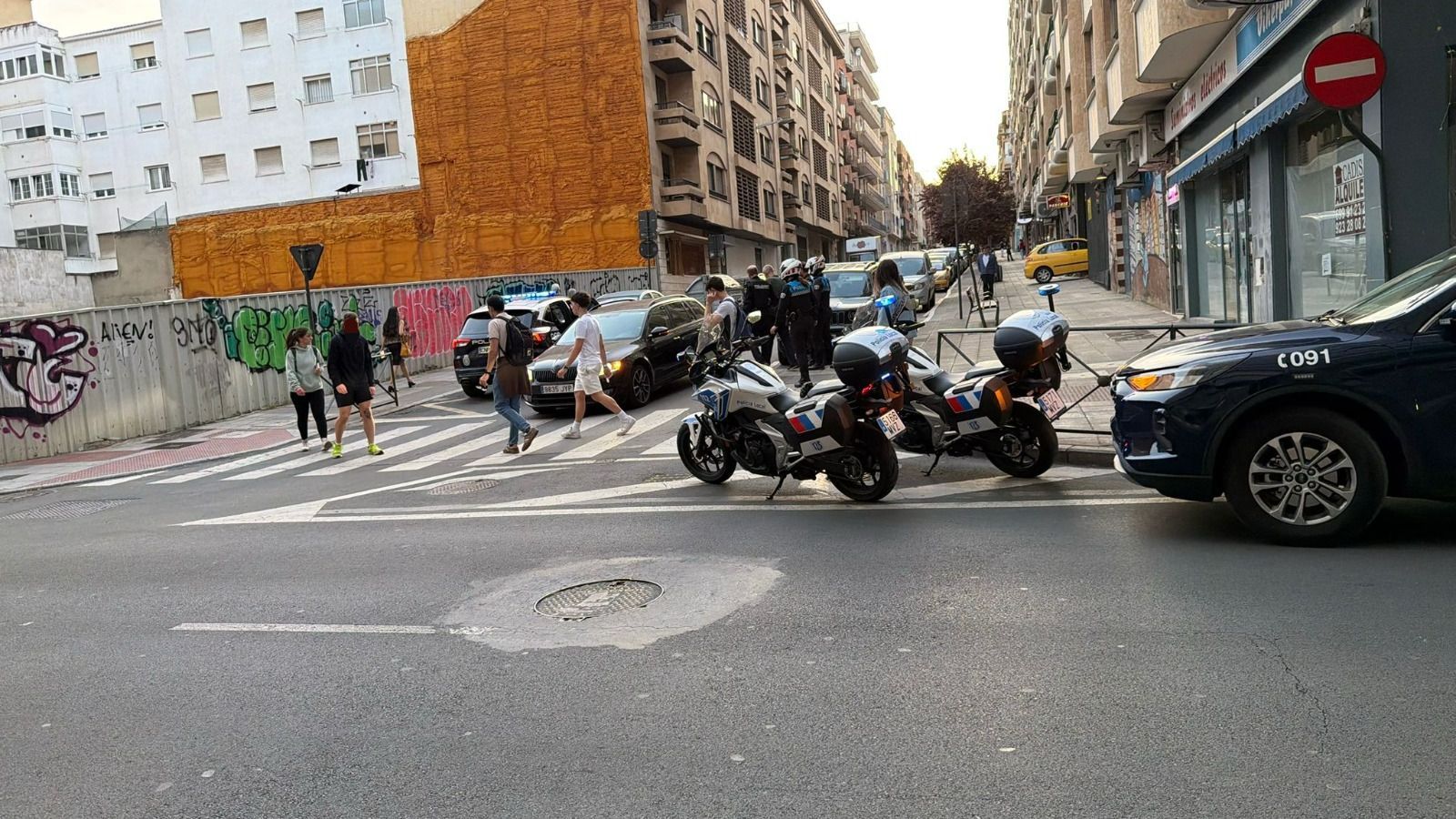 Agentes de la Policía Local y Nacional en la calle Juan Picornell 