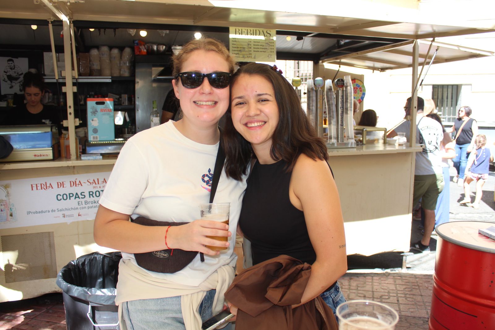 Ambiente en la Feria de Día en el mediodía de este domingo