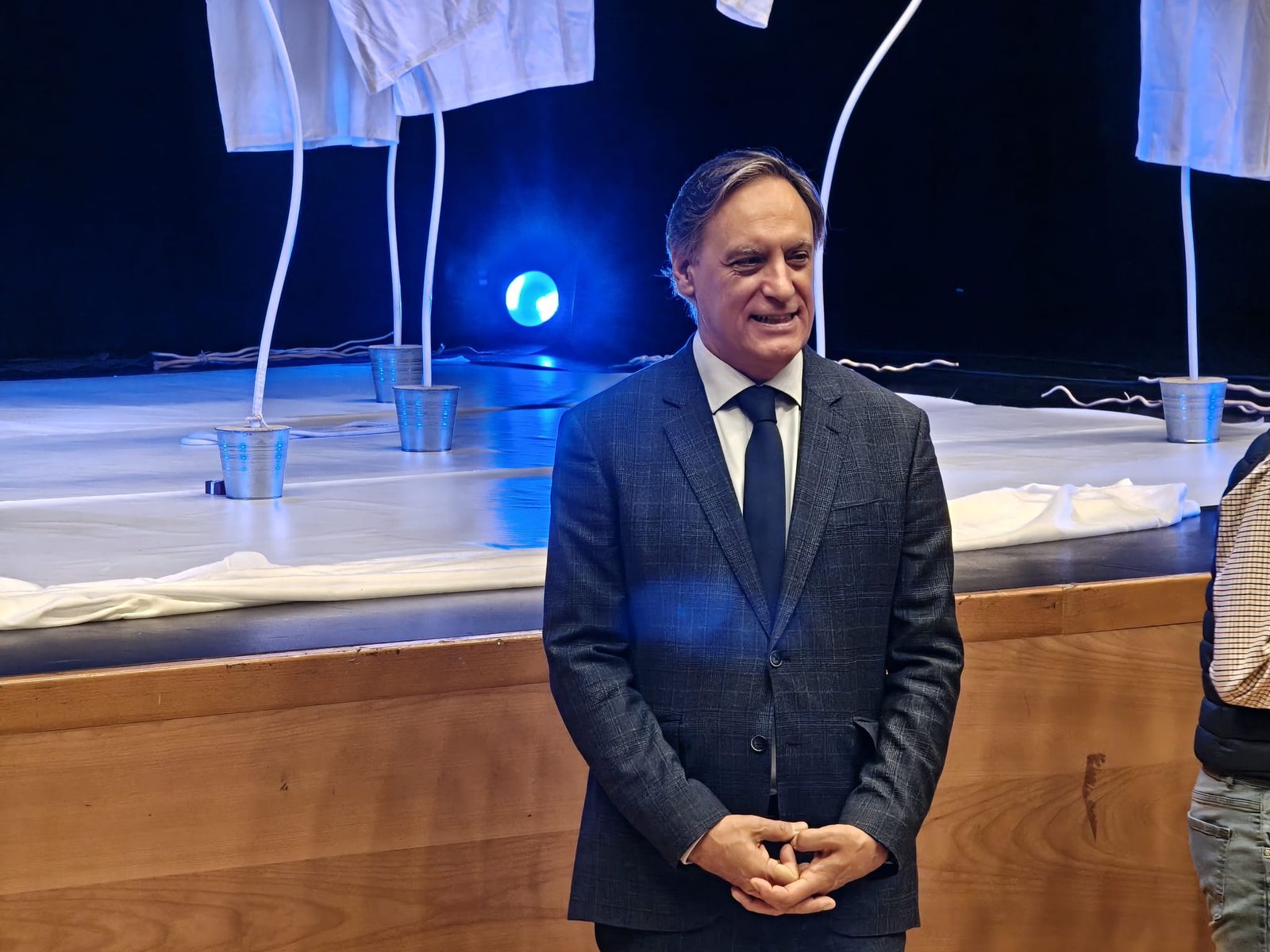 Los niños del concurso de dibujo de reciben sus diplomas premiados de las manos del alcalde por el Día Internacional de los Derechos de la Infancia