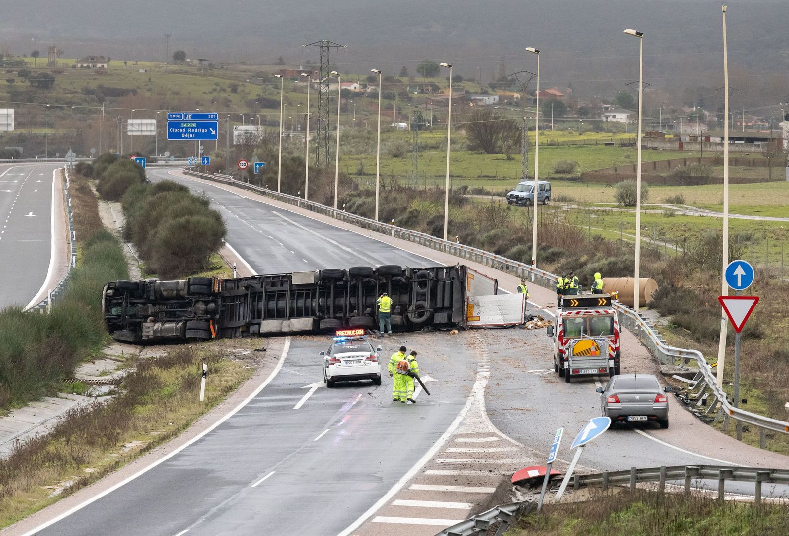 GALERÍA | Cortada la A-62 a la altura de Ciudad Rodrigo por el vuelco de un camión con su carga. Vicente |ICAL