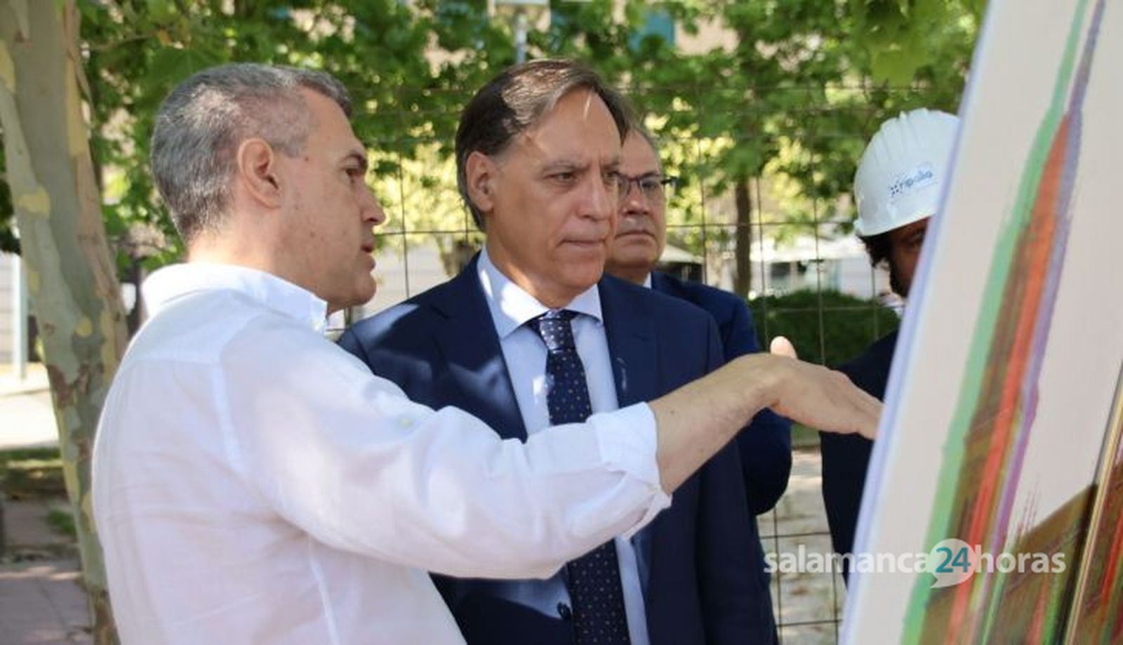 Carlos García Carbayo, visita las obras de construcción de una nueva promoción de vivienda pública en el barrio de Capuchinos