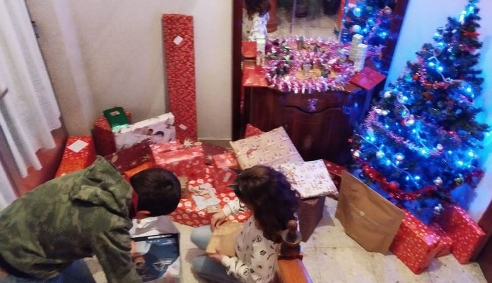 Alba y Hernan abriendo sus regalos de Navidad