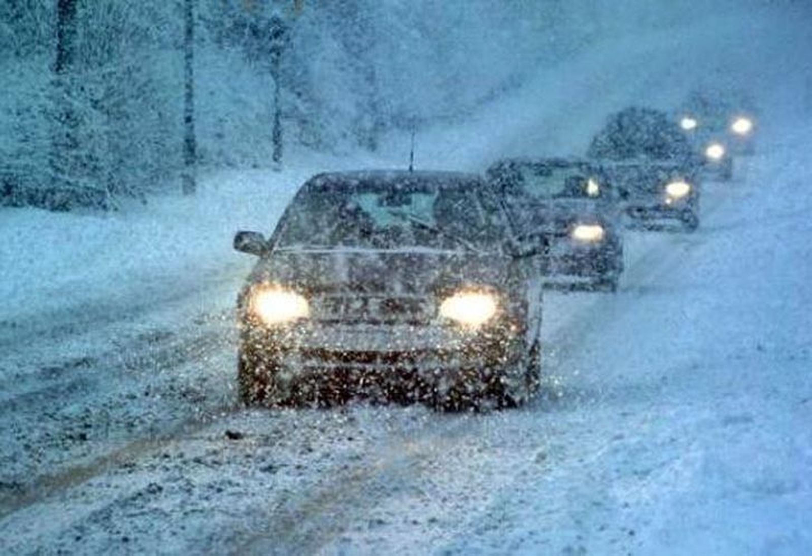 Coches circulan con nieve por la carretera Coches circulan con nieve por la carretera