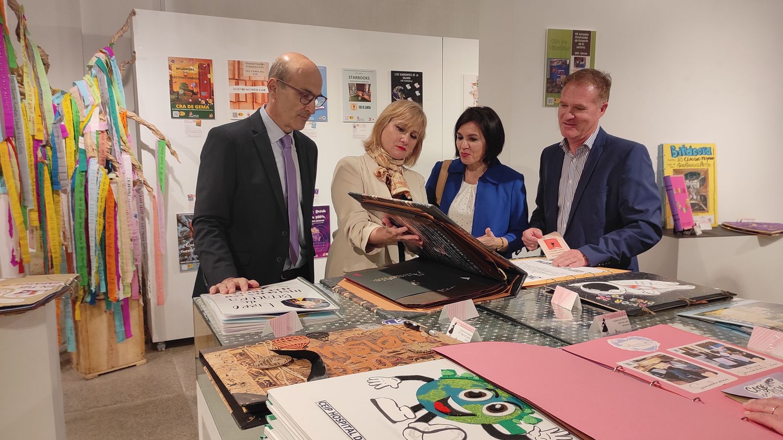 Leticia García, delegada territorial de la Junta de Castilla y León, en la exposición 'Mucho más que libros'