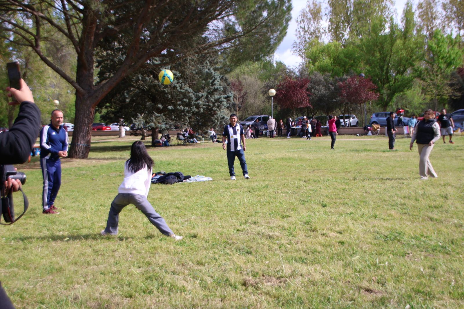 Un multitudinario Lunes de Aguas en Salamanca llena la ribera del Tormes