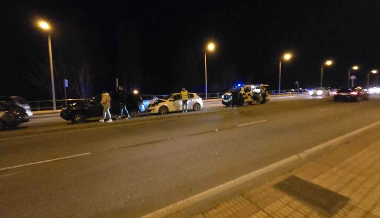Tres vehículos se ven implicados en una colisión por alcance en el puente Juan Carlos I Tres vehículos se ven implicados en una colisión por alcance en el puente Juan Carlos I