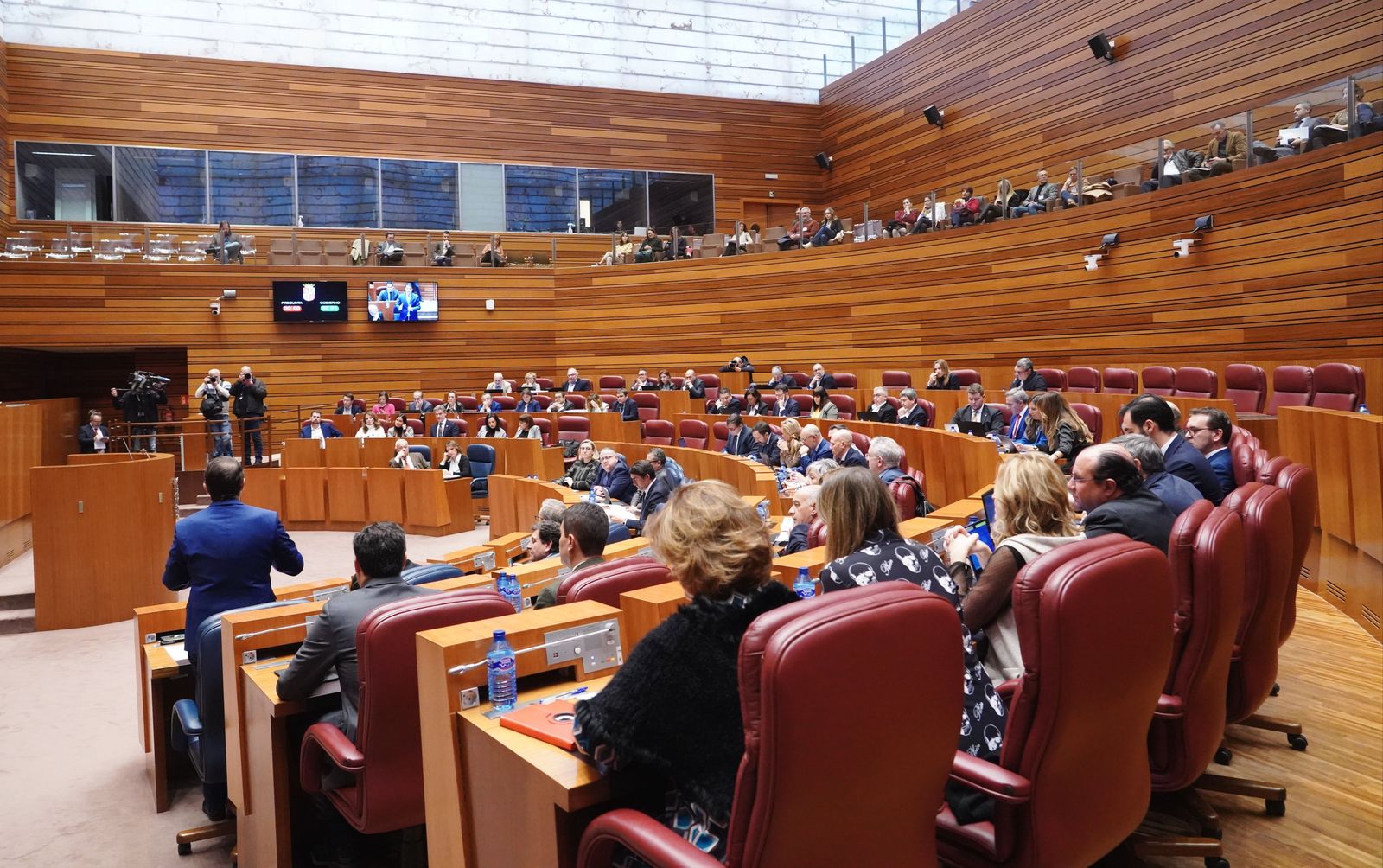 Miriam Chacón. Vista general del hemiciclo de las Cortes durante la intervención del presidente de la Junta Alfonso Fernández Mañueco