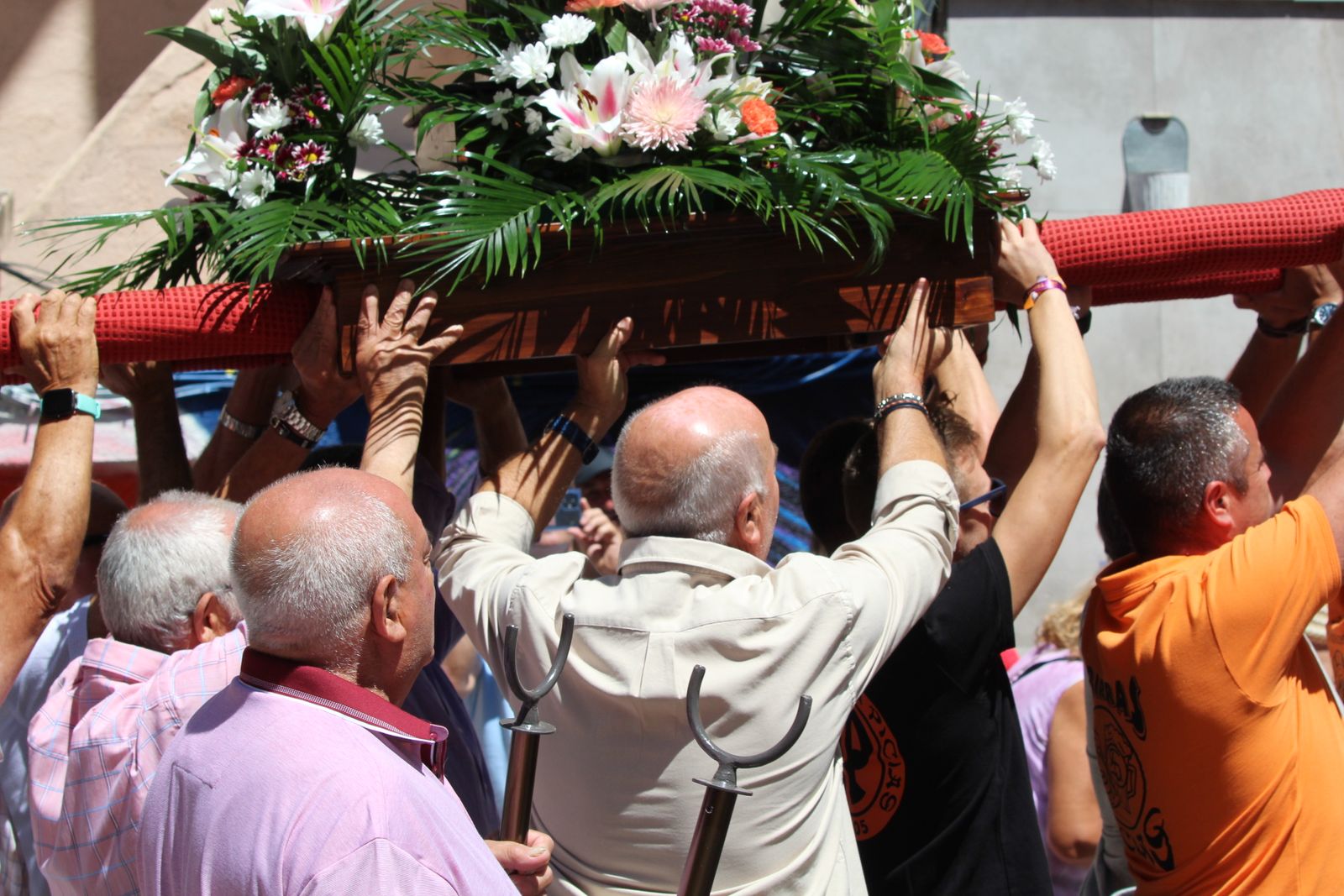 Misa solemne en honor a Santa Marta y a continuación procesión y vino español en el paseo fluvial.