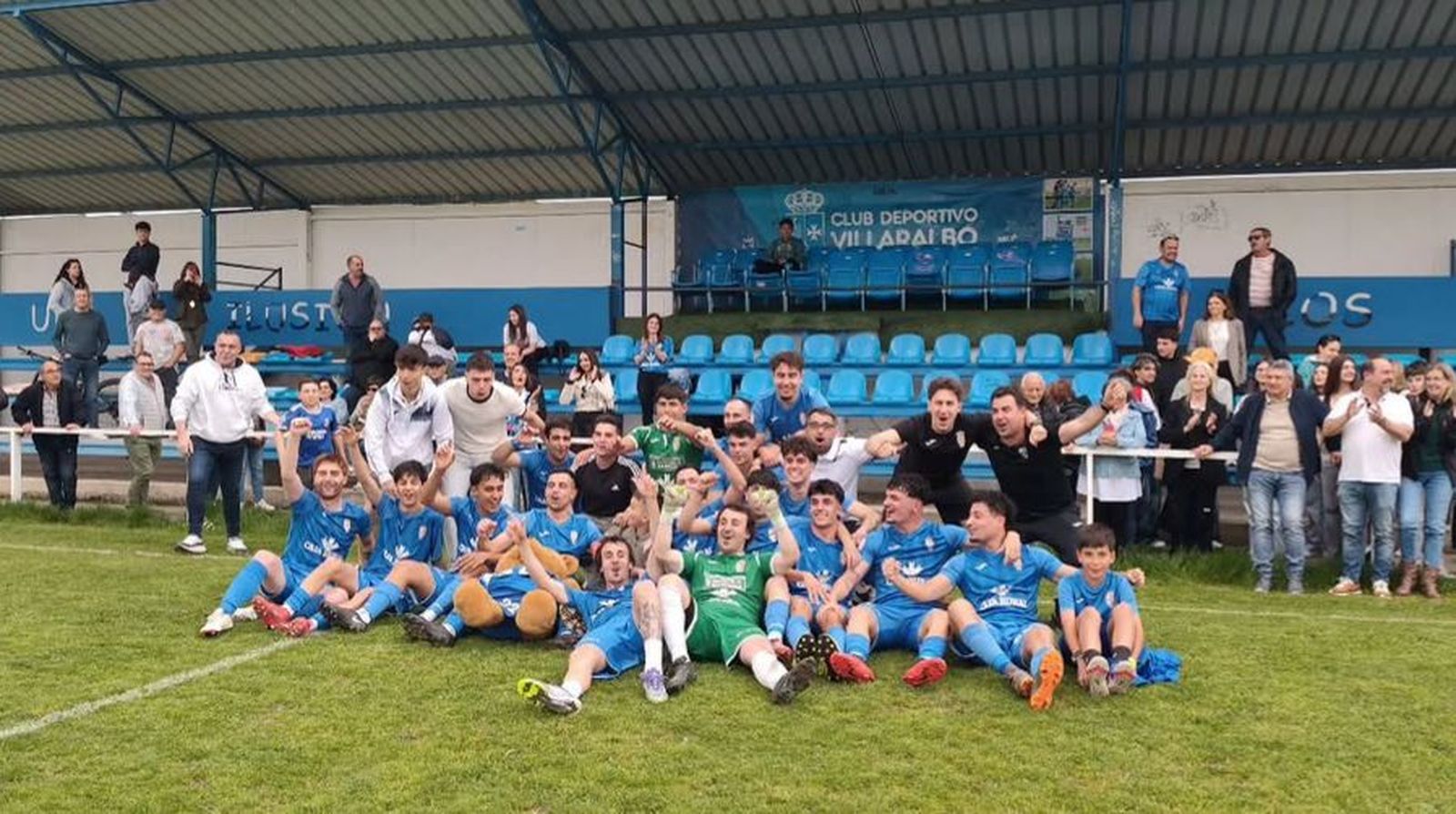 La plantilla del Villaralbo B celebra el triunfo