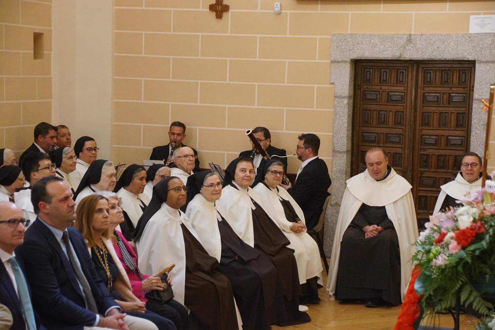 Alba nombra hijo adoptivo al prior Miguel Angel González  (45).jpeg