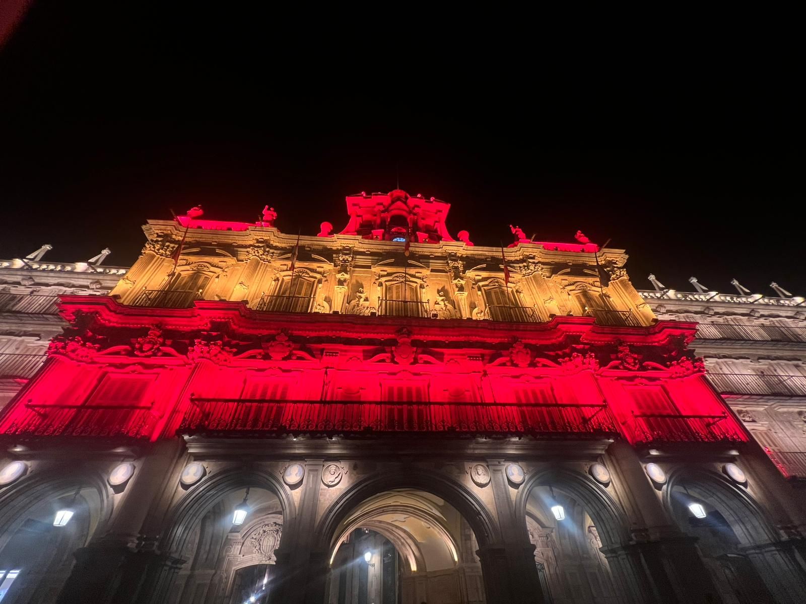La fachada del Ayto iluminada con la bandera de España