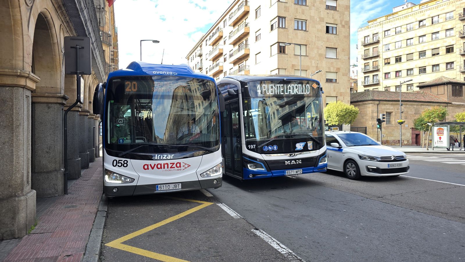 Autobús de Avanza, uno de los modelos más 'nuevos' de la empresa en Salamanca, matriculado hace 11 años, al lado de uno de los nuevos vehículos eléctricos de Grupo Ruíz, estrenados en 2024