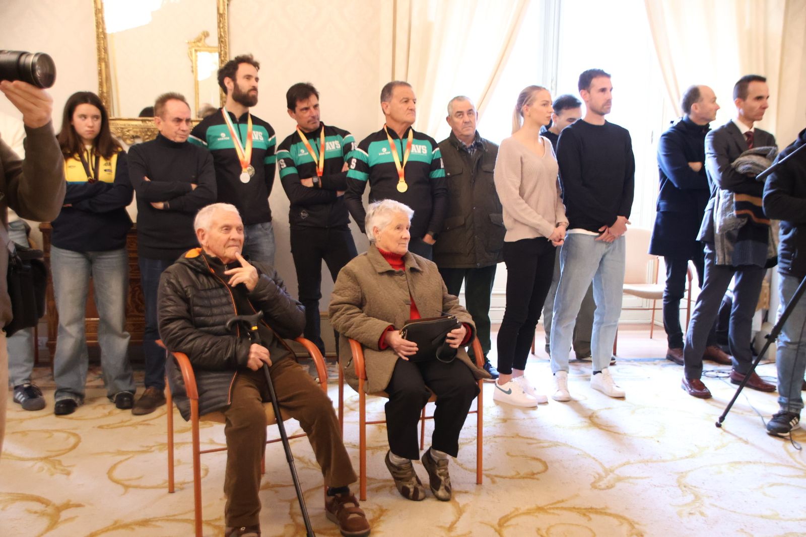 La concejala de Deportes, Almudena Parres, recibe a una representación del atletismo salmantino en homenaje a los éxitos cosechados durante este año