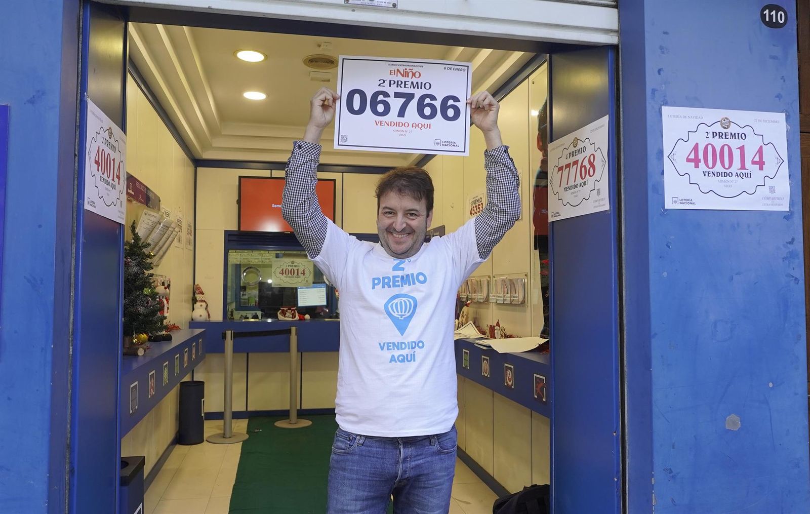 Archivo - Agraciados con el ‘Segundo Premio’ del Sorteo Extraordinario de El Niño 2025 correspondiente al número 06766 celebran su suerte en la administración de Avenida Camelias, a 6 de enero de 2025, en Vigo, Pontevedra, Galicia (España). El Sorteo de l - Javier Vázquez - Europa Press - Archivo