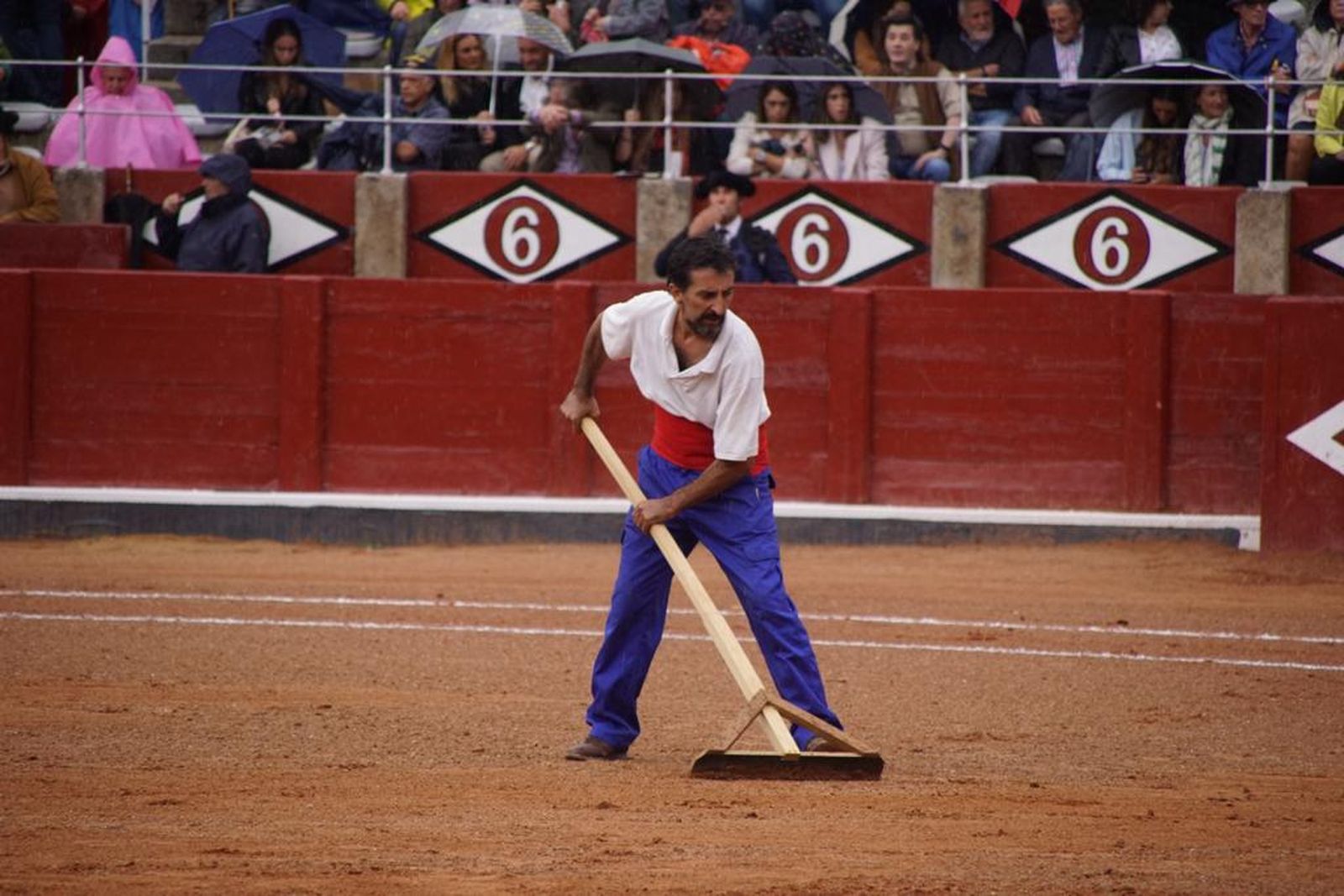 tendidos-de-la-glorieta-durante-la-corrida-de-garcia-y-olga-jimenez-25