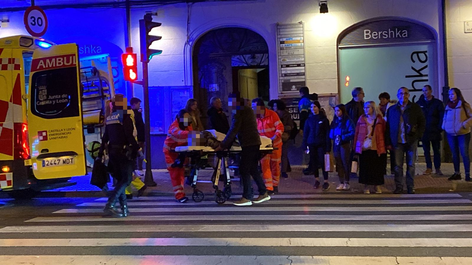 Trasladada al hospital tras sufrir una grave caída en Zamora Trasladada al hospital tras sufrir una grave caída en Zamora