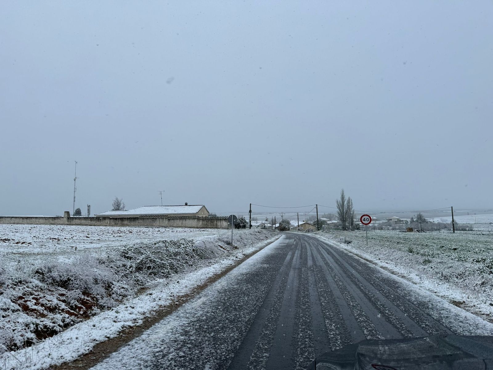 La nieve se deja ver en la provincia de Salamanca durante este Domingo de Resurrección. Pedrosillo de los Aires.