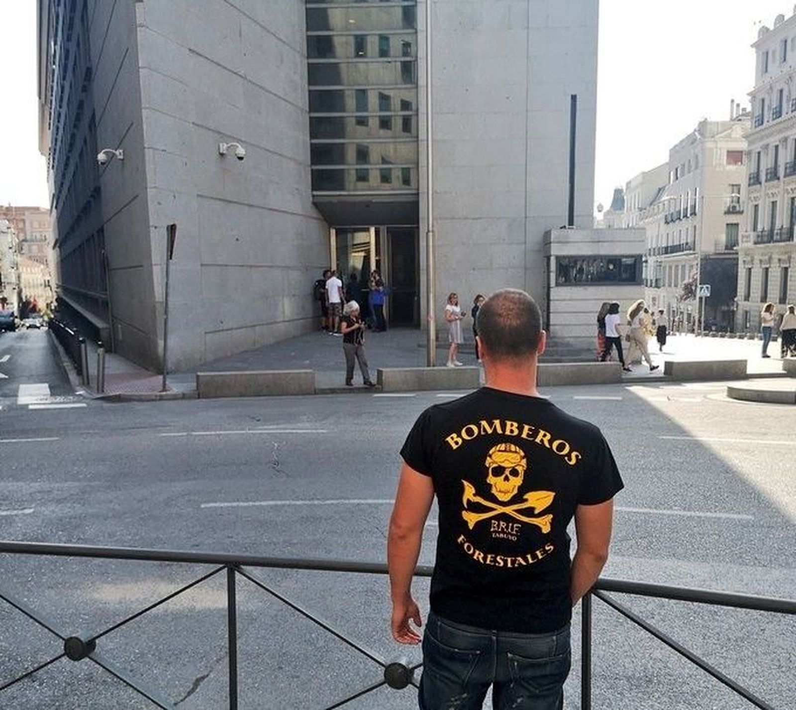 El bombero forestal Pablo González, sancionado a dos meses de empleo y sueldo, delante del Congreso donde se reune con Unidas Podemos