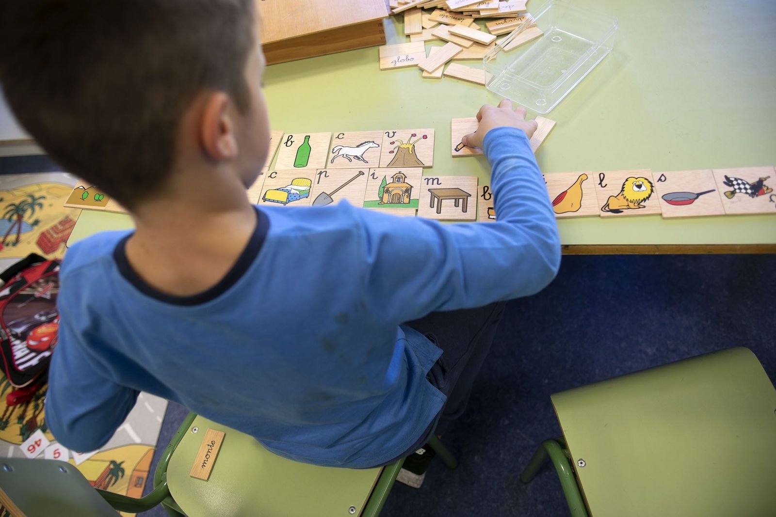 Niño juega en un centro educativo. Niño juega en un centro educativo.