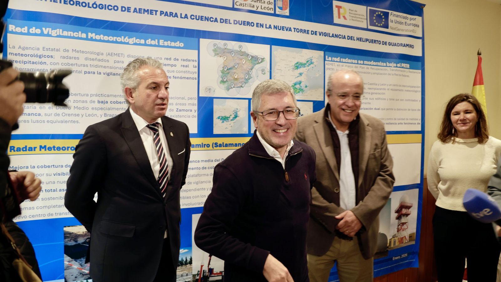 El delegado del Gobienro, el secretario de estado de Medio Ambiente y la presidenta de Aemet visitan el radar meteorológico de banda C en Guadramiro