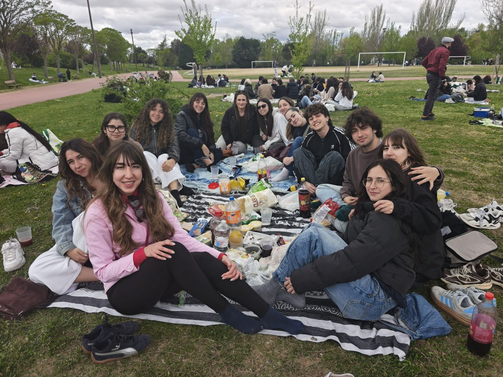 Un multitudinario Lunes de Aguas en Salamanca llena la ribera del Tormes