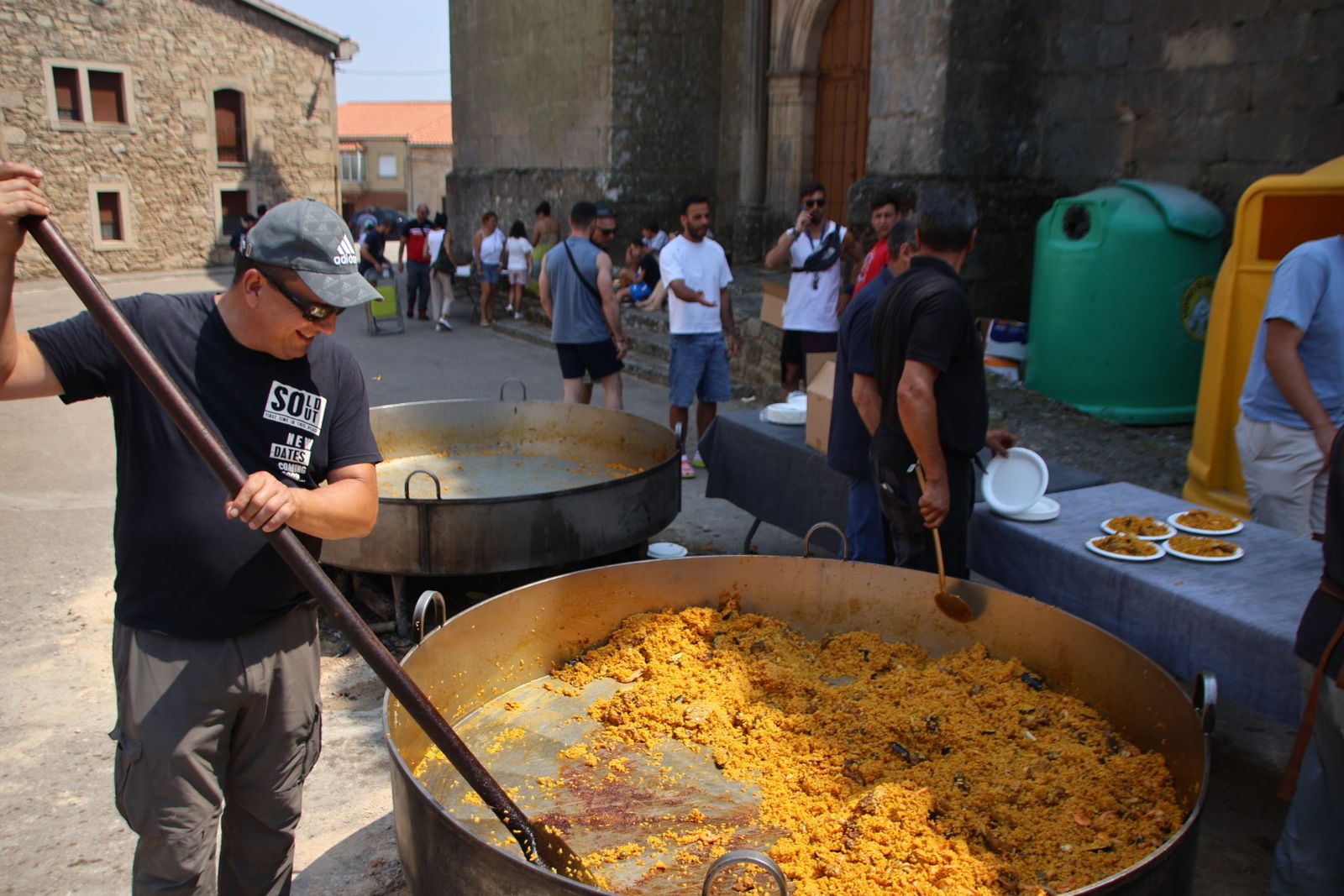 Masueco paella popular en la plaza