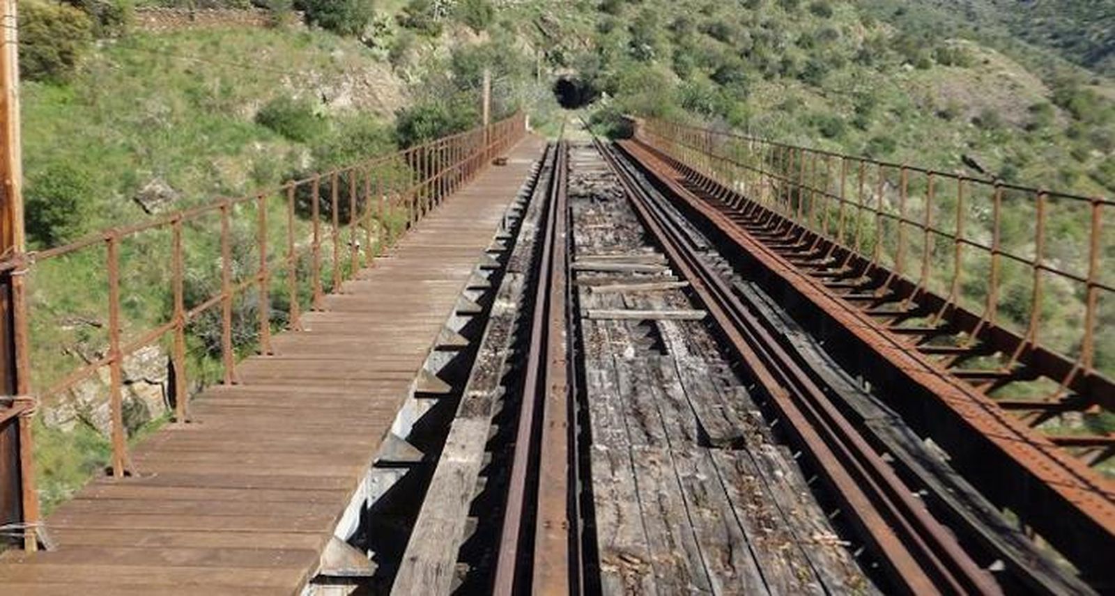 La rehabilitación de la línea férrea entre La Fregeneda y Barca D´ Alva, en marcha