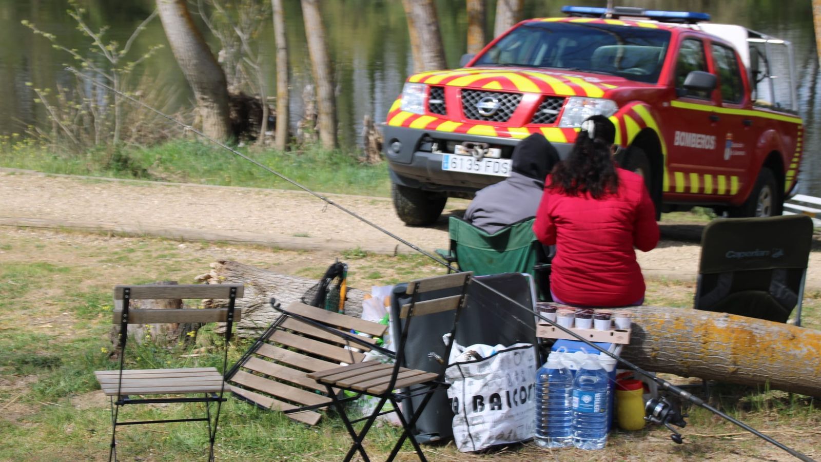 Dispositivo de rescate del cuerpo sin vida en el río Tormes entre Villamayor y Santibañez del Río