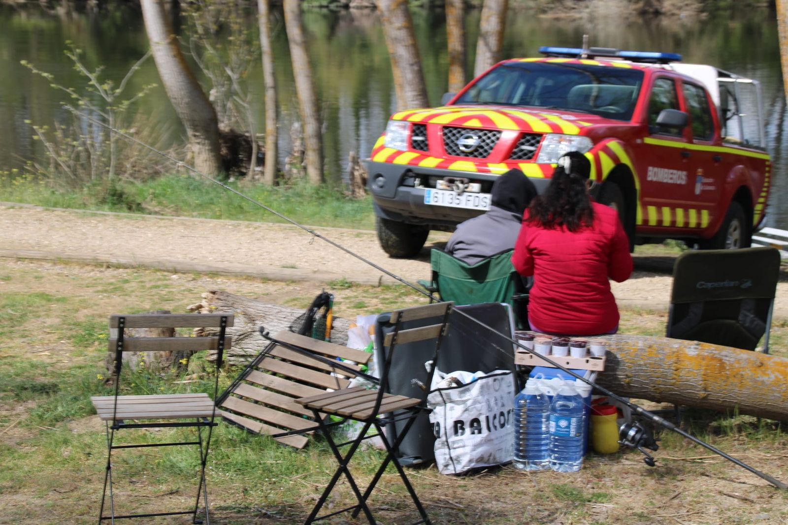 Dispositivo de rescate del cuerpo sin vida en el río Tormes entre Villamayor y Santibañez del Río