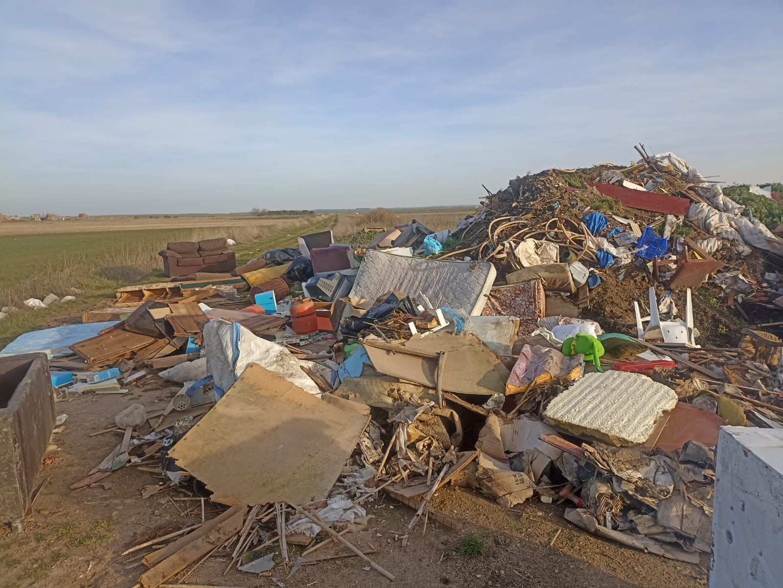 Escombros y basura en La Vellés denunciado por el alcalde